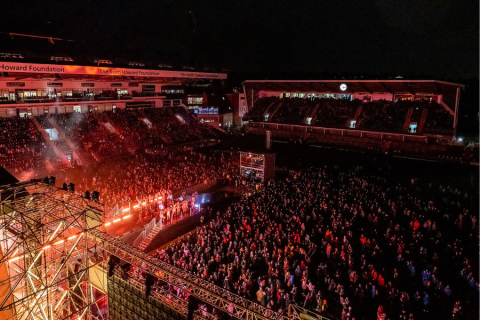 Credits: LEEDS 2023  https://commons.wikimedia.org/wiki/File:Crowd_view_from_stage_featuring_carnival_dancers_on_stage._The_Awakening,_LEEDS_2023.jpg